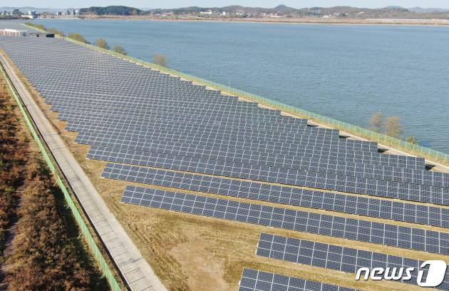 10일 오후 경기도 화성시 우정읍 화옹방조제 일대에 설치된 한국농어촌공사 화성지구 태양광발전소 모습.  2020.11.10/뉴스1 ⓒ News1 박정호 기자