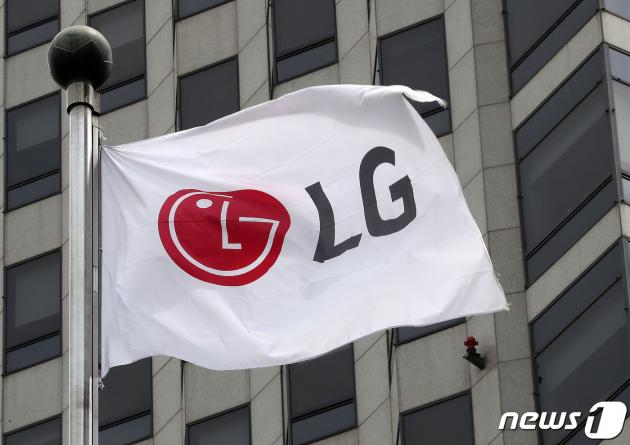 서울 여의도 LG전자 사옥에 LG 깃발이 펄럭이고 있다. 2021.4.29/뉴스1 ⓒ News1 박세연 기자