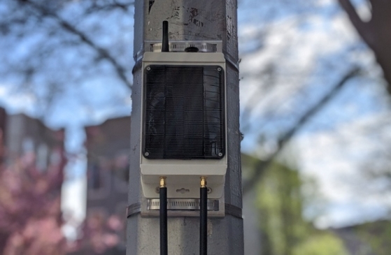 페블 센서와 신호를 중개하는 태양광 발전 게이트웨이. 사진=사이드워크 랩