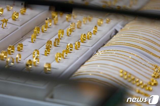 서울 종로구 한국금거래소에 금 관련 제품이 진열돼 있다. 2022.2.15/뉴스1 ⓒ News1 이재명 기자