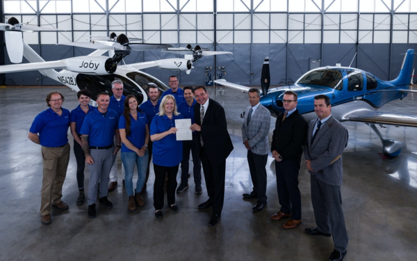 조비항공 관계자들이 미 연방항공청으로부터 ‘Part 135’ 인증을 받고 기념촬영하고 있다. 사진=조비항공 