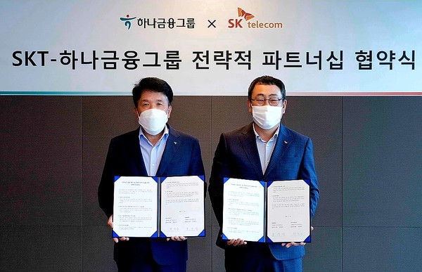 ◇4천억원대 파트너십 체결식에 참석한 유영상 SKT 사장(사진 오른쪽)과 함영주 하나금융그룹 회장의 모습.(사진: SKT)
