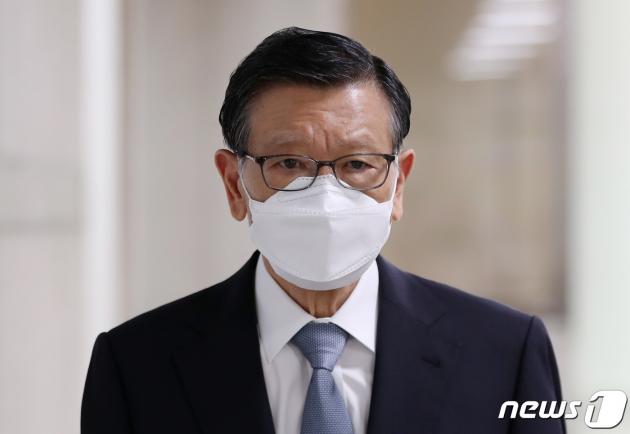 계열사 부당지원 혐의를 받는 박삼구 전 금호아시아나그룹 회장이 12일 오후 서울 서초구 중앙지방법원에서 열리는 특정경제범죄 가중처벌 등에 관한 법률위반(횡령) 관련 공판에 출석하고 있다. 2022.7.12/뉴스1 ⓒ News1 구윤성 기자