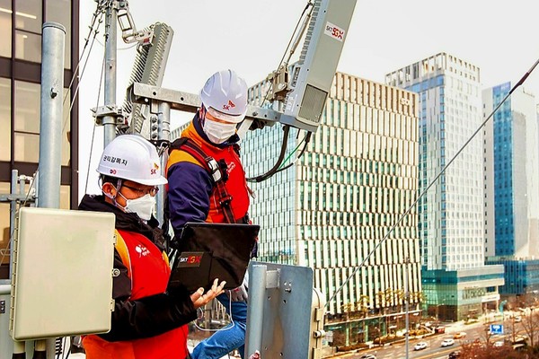 ◇SK텔레콤이 과학 기반 감축 목표 이니셔티브(SBTi, Science Based Targets Initi-ative)로부터 온실가스 감축 목표 검증을 국내 통신사 최초로 통과했다고 2일 밝혔다. 사진은 SKT의 직원들이 싱글랜 기술을 테스트 하는 모습.