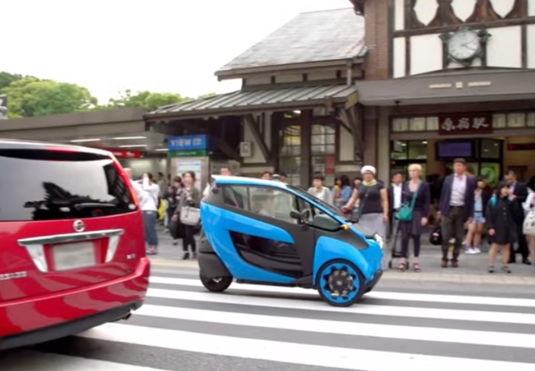 도쿄 시내를 시범 주행하고 있는 도요타 미니모빌리티 아이로드. 사진=도요타