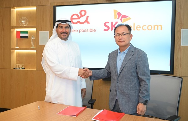 Khalifa Al Shamsi(칼리파 알 샴시) 이앤 라이프(e& life) CEO(왼쪽)와 하민용 SKT 최고사업개발책임자(CDO)가 두바이 소재 이앤그룹 사옥에서 협약식을 마치고 기념촬영을 하고 있는 모습.(SK텔레콤 제공)