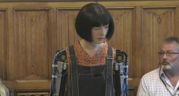 그림 그리는 인간형 로봇 Ai-da(가디언 동영상 화면 캡쳐)