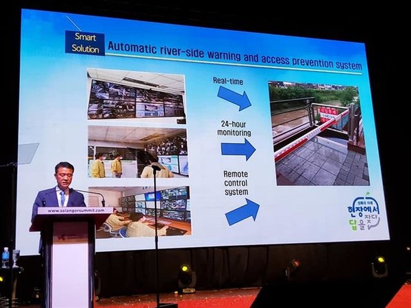 지난 6~8일 말레이시아 쿠알라룸푸르에서 열린 ‘2022 아시안 스마트 시티 콘퍼런스’에 한국을 대표해 참석한 이승로 서울 성북구청장이 친환경 스마트 도로 열선 등 스마트 기술을 접목한 다양한 행정 사례를 발표하고 있다. 성북구 제공