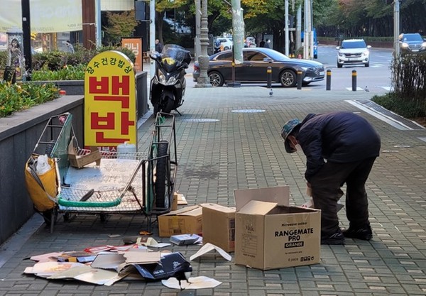 * 폐지 줍는 노인과 피자 포장지에서 먹이를 구하고 있는 도시 까치(스마트시티투데이)