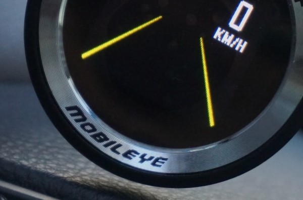 * 모빌아이 제품은 인공지능 칩을 탑재한 카메라와 센서가 실시간으로 이미지를 분석해 앞 차와의 간격을 유지할 수 있고, 추돌 상황 발생 시 운전자에게 경고음으로 알려 사고를 예방할 수 있도록 돕는다.