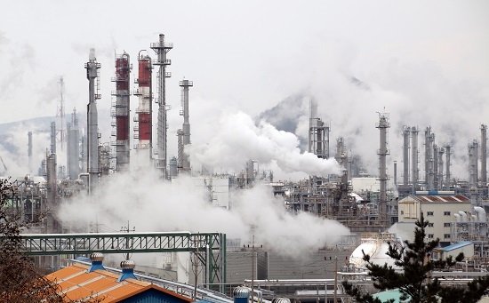 * 정부가 총 사업비 9352억원 규모의 탄소중립화 지원안을 확정했다. ▲철강 2,097억원, ▲석유화학 1,858억원, ▲시멘트 2,826억원, ▲반도체/디스플레이 2,571억원 등 탄소다배출업종 위주로 지원 예정이다. 