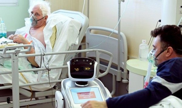 *이탈리아 병원에 공급된 코로나 환자 진찰 돕는 의료용 로봇
