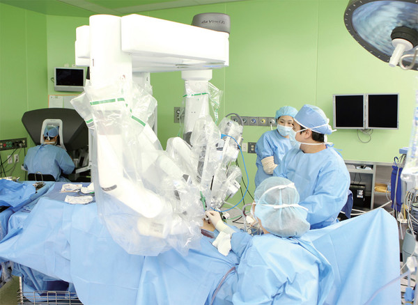 * 의료용 로봇 도움을 받아 담낭 수술하는 모습.  사진 : 고려대 병원