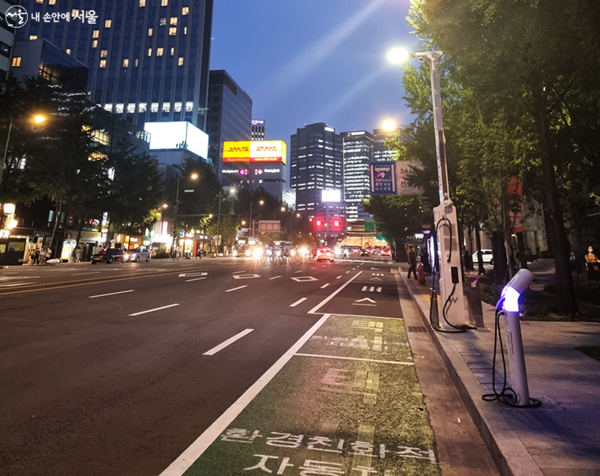 * 가로등형 충전기 모습. 가로등형 충전기는 가로등, CCTV 등의 기능이 결합된 급속충전기다.(사진 :서울시)