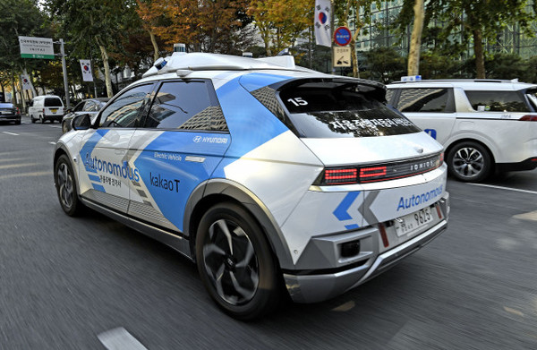 * 로보라이드 차량이 테헤란로 일대를 주행하고 있다