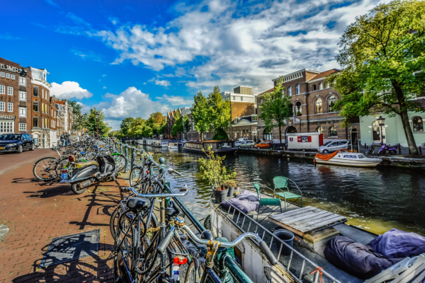암스테르담 운하변에 주차된 대량의 자전거들. 사진=픽사베이