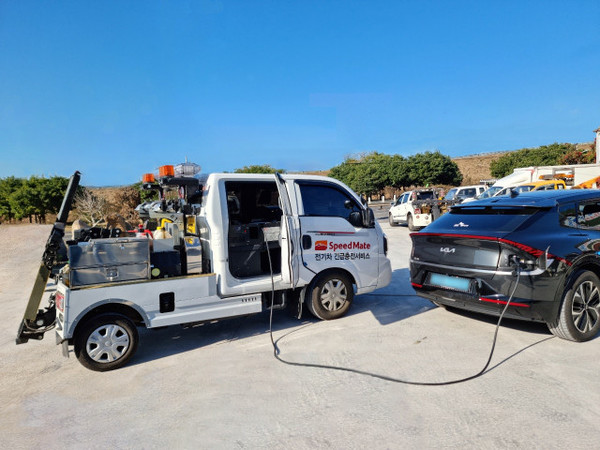 * 스피드메이트 출동 차량이 전기차를 충전하고 있다