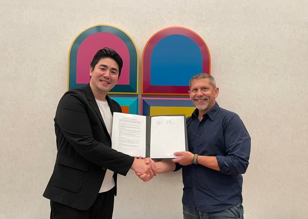  * 왼쪽부터 채수응 아리아스튜디오 대표와 제이슨 무어 The MetaMovie 대표가 업무 협약을 맺은 후 기념 촬영하고 있다