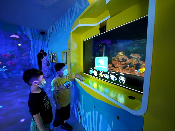 * AI 아쿠아리움은 관람객의 키에 상관없이 시선 방향을 감지할 수 있어 모든 연령대의 관람객이 수생종과 독특한 상호작용을 즐길 수 있다.