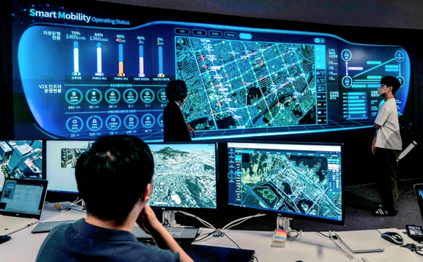 ◇‘서울 미래 모빌리티 센터’ 관제실에서 디지털 트윈으로 구현된 상암 자율주행 시범운영지구의 관제를 진행하고 있는 모습.(사진: SKT)