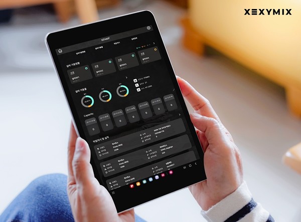  * 태블릿 PC로 전송된 실시간 생산 관리 프로그램을 확인하고 있다. 