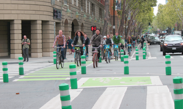 캘리포니아 새너제이 시내에서 자전거로 이동하는 시민들. 사진=NACTO 보고서 중