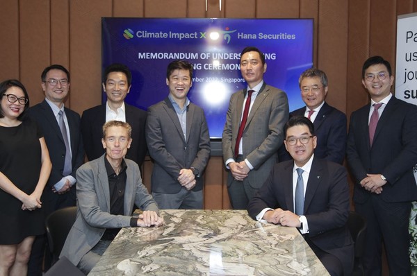 * 앞줄 왼쪽이 Mikkel Larsen CIX, 오른쪽이 이은형 하나증권 대표이사.