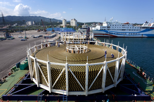  * LS전선이 동해시 사업장 인근 동해항에서 해저케이블을 선적하고 있다