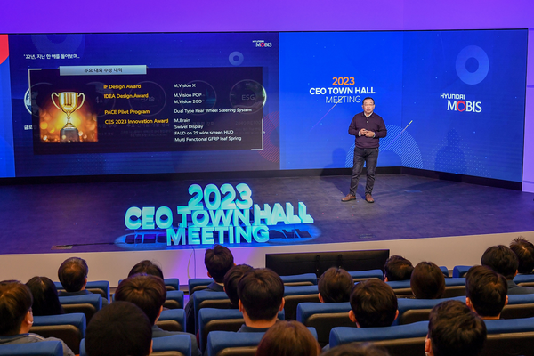타운홀 미팅에서 임직원들에게 주요 성과와 경영 방침을 발표하고 있는 조성환 현대모비스 사장..