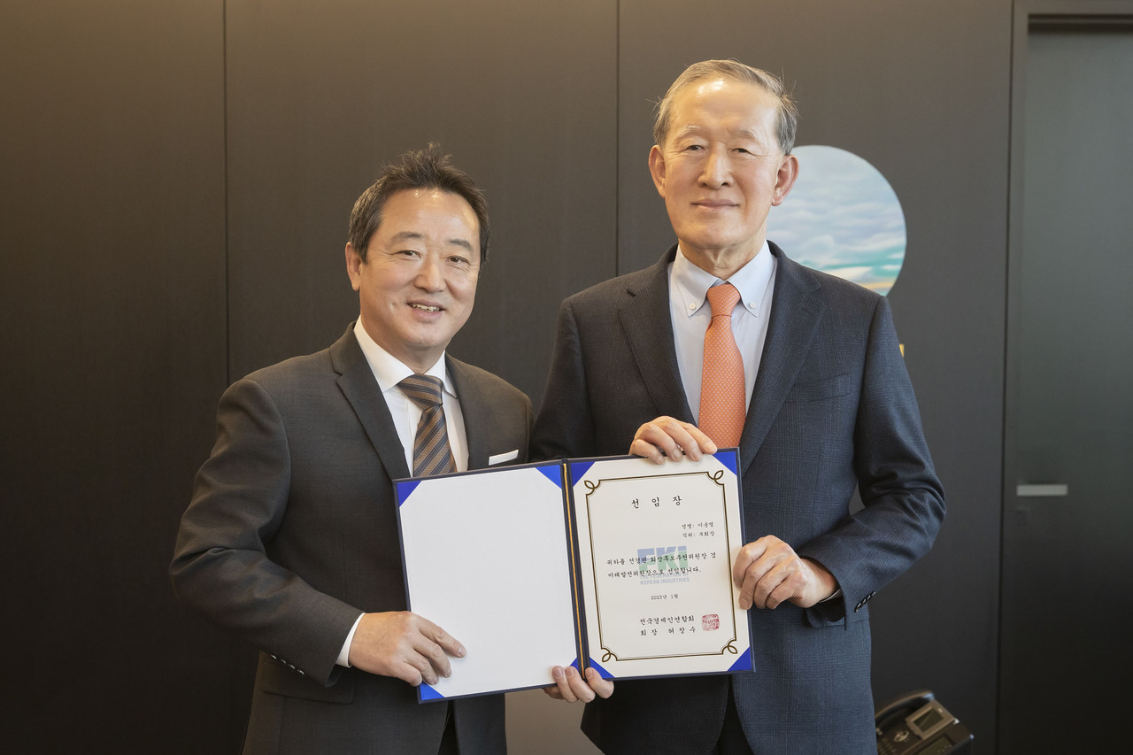 이웅열 코오롱 명예회장이 전경련 회장후보추천위원장에 선임됐다. 허창수(오른쪽) 전경련 회장이 이웅열(왼쪽) 명예회장에게 선임장을 수여하고 있다.