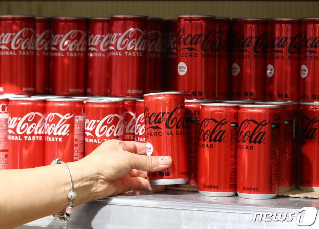 서울 시내 마트에 코카콜라가 진열되어 있다. (사진은 기사 내용과 무관함) 2023.1.2/뉴스1 ⓒ News1 김민지 기자