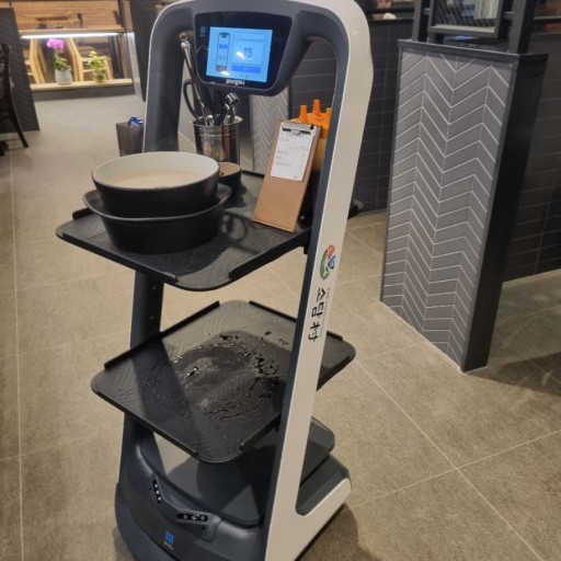 * 브이디컵퍼니의 서빙로봇 '푸두봇'