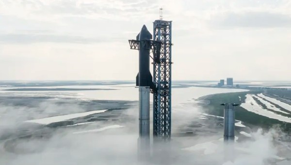 스타십 프로토타입 24가 슈퍼 헤비 부스터 프로토트입7에 쌓였다. 출처=스페이스X