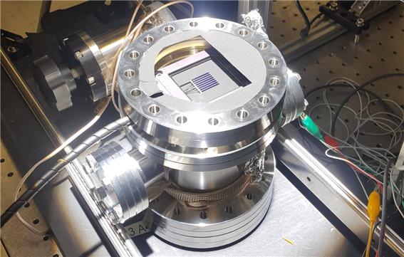 칼텍이 진공상태에서 태양광 전지판 셀을 테스트하고 있다. 사진=칼텍