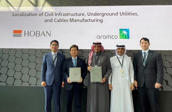 사우디 아람코와 업무협약을 맺은 호반그룹(왼쪽부터 나형균 대한전선 사장, 김선규 호반그룹 회장, 살렘 알 후레이쉬(Salem A. Al-Huraish) 아람코 조달 총괄 부사장, 무티브 알 하비(Mutib A. Al-Harbi) 아람코 코리아 대표, 김민성 호반산업 전무)