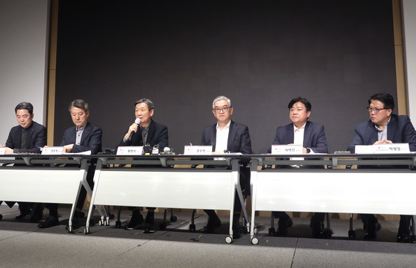 * 16일 서울 용산구 LG유플러스 본사에서 열린 '사이버 안전혁신안' 발표 기자간담회에서 황현식 LG유플러스 대표(왼쪽에서 세번째)를 비롯한 경영진이 고객정보유출 및 디도스 공격에 따른 인터넷 서비스 오류 등에 대해 사과하고 있다.