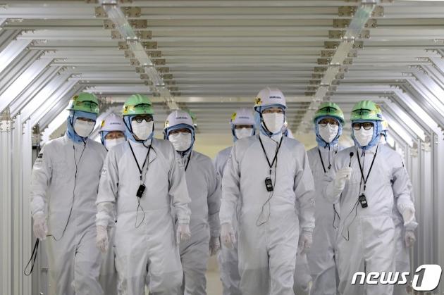 이재용 삼성전자 회장이 7일 삼성디스플레이 아산캠퍼스를 찾아 QD-OLED 생산라인을 살펴보고 사업전략을 점검하고 있다. (삼성전자 제공) 2023.2.7/뉴스1