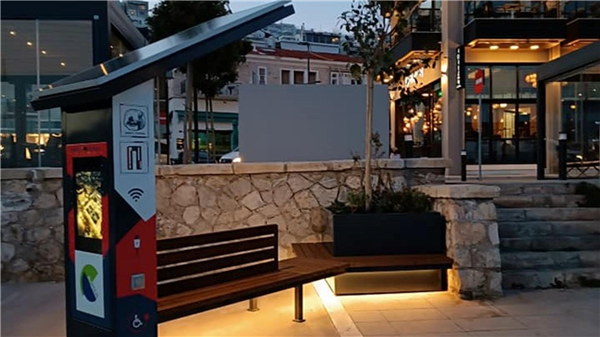  * 피레아스 시에 설치된 스마트 벤치. 사진=피레아스시청