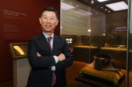  2017년 3월 판교 벤처밸리 나폴레옹 갤러리 개관식에 참석, 이각모의 의미를 설명하고 있는 김홍국 하림그룹 회장. 사진 NS홈쇼핑 