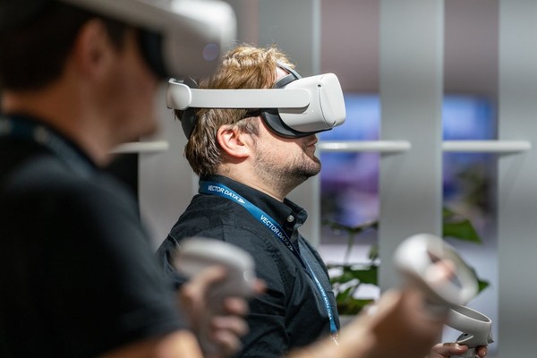 메타버스에 대한 관심이 시들해지면서 가상 세계에서의 토지 매매 가격 등이 떨어지고 있다. 출처=ZUMA PRESS