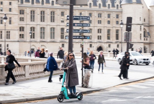 파리 시민들이 전기스쿠터 공유 서비스 반대에 표를 던졌다. 출처=블룸버그