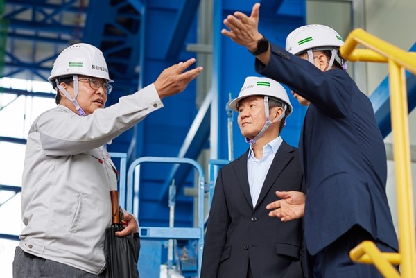 정몽규 HDC그룹 회장이 경남 통영시 안정국가산업단지에 있는 통영에코파워 건설현장을 시찰하고 있다. 사진 왼쪽부터 이흥복 통영에코파워 대표, 정몽규 HDC그룹 회장, 박진호 통영에코파워 건설관리팀장.(사진제공. HDC현대산업개발)