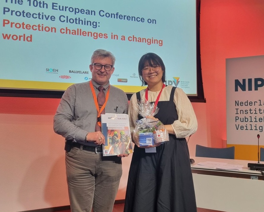 김시연 FITI시험연구원 선임연구원(오른쪽)이 Kalev Kuklane 제10회 유럽보호복학회 의장(Ph.D., Assoc. Prof.)과 수상 기념촬영을 하고 있다.