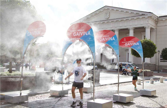  * 안개 스프레이로 더위를 식히는 사람들. 사진=빌뉴스시