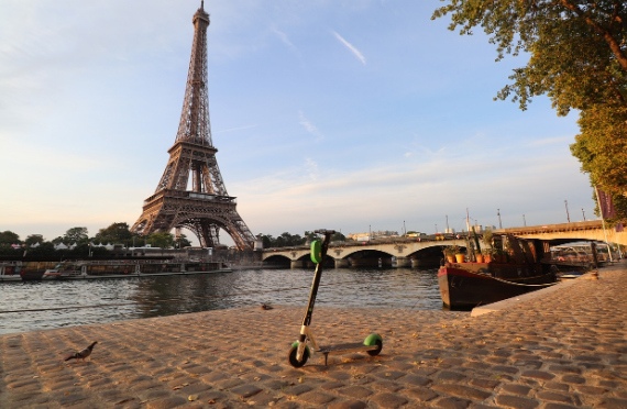 이 프랑스 스쿠터는 도시 교통을 이길 수 있는 가장 현명한 방법이 될 수 있습니다.