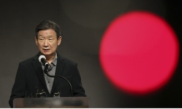 * 황현식 LG유플러스 대표이사. 황 사장은 지난 2월 개인정보 유출 사고와 관련해 고개 숙여 깊이 사죄했다. 사진은 당시 기자회견 장면.