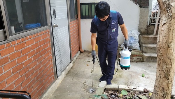 캡스텍의 '캡스클린케어팀' 방역전문요원이 중랑구 내 취약계층 가구를 방문, 방역활동을 펼치고 있다 [사진=캡스텍]