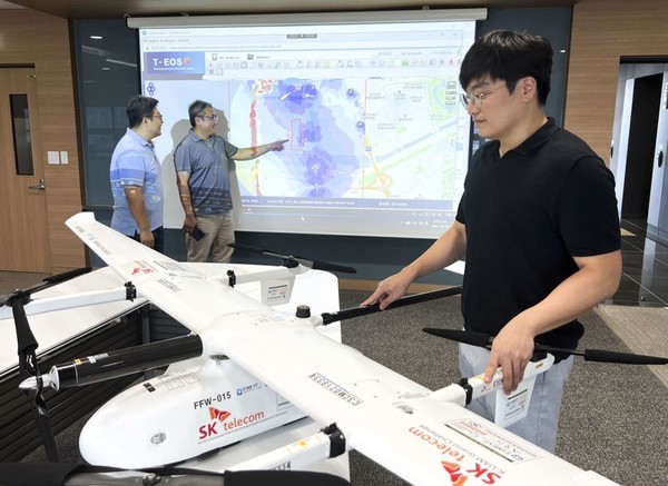 SKT 직원들이 드론을 통해 UAM용 상공망의 품질을 측정·분석하고 있다 [사진=SKT]