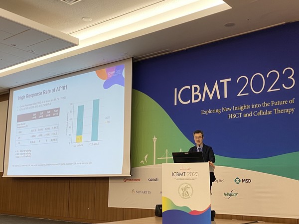 앱클론 CAR-T 치료제 AT101의 임상 1상 결과를 발표하는 서울아산병원  암병원  CAR-T  센터  소장  윤덕현  교수 [사진=앱클론]