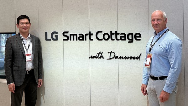 IFA 2023 개막일 참석한 GS건설 미래혁신대표 허윤홍 사장(왼쪽)과 단우드 CEO 야로슬로 K. 유락 (사진제공. GS건설)